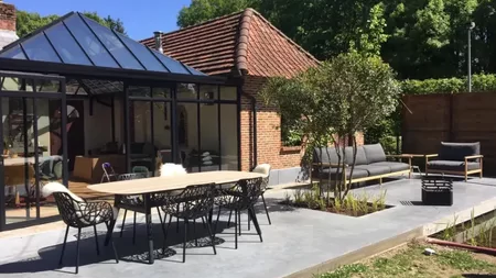 Exclusieve tuin in Beerzel met Royal Botania en Dedon meubels door De Boomgaard