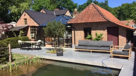 Tuin-in-Beerzel-met-Tafel-Zidiz-Royal-Botania-Forest-zetel-Fast-Hfats-vuurkorf-Tibbo-lounge-Dedon-van-De-Boomgaard