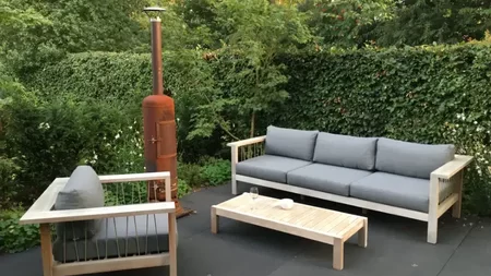 Oasiq-loungeset-houten-bank-stoel-en-salontafel-met-grijze-kussens-perfect-voor-tuin-of-terras-bij-de-Boomgaard